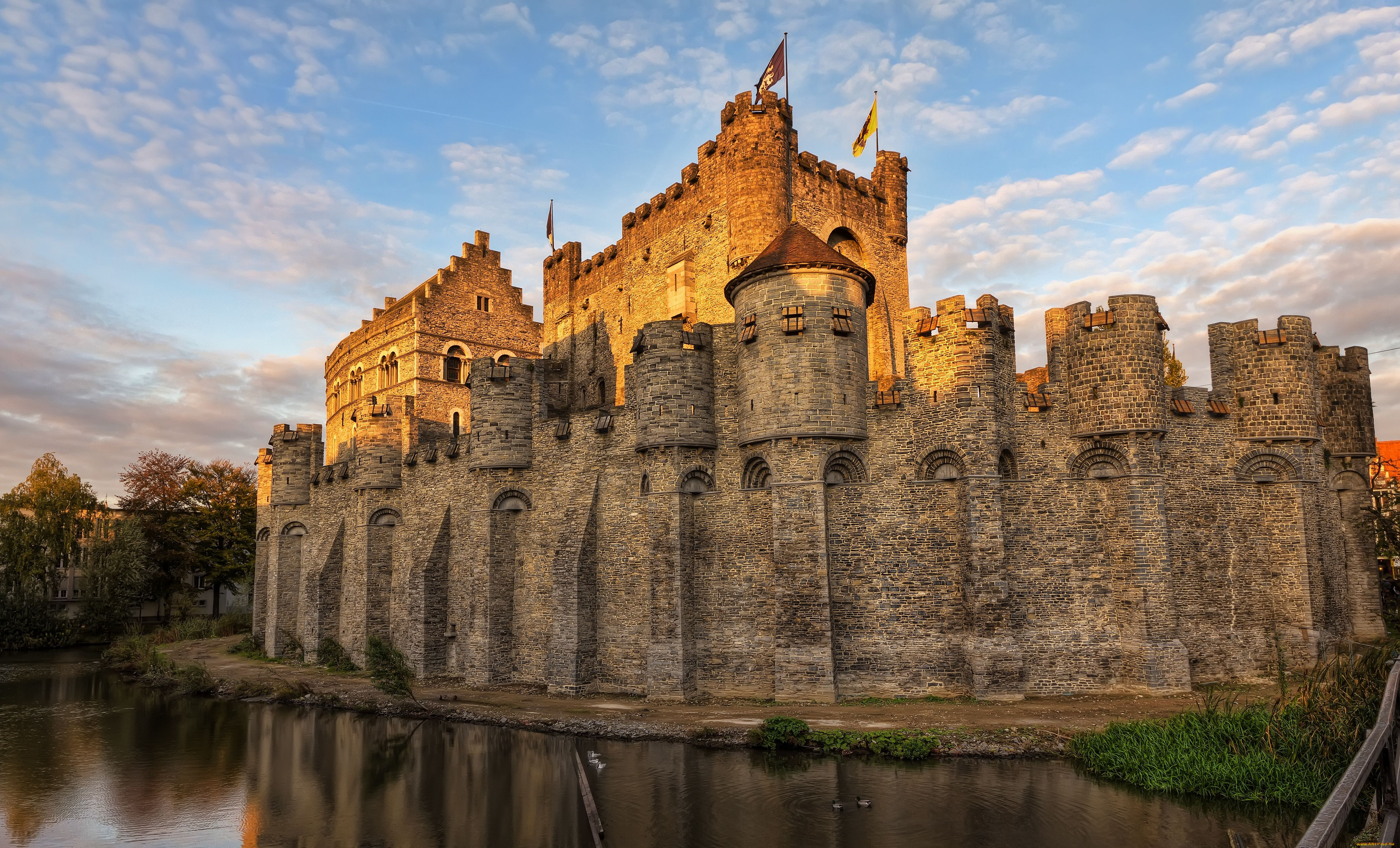 Окружение крепости. Замок Гравенстен (Гент). Замок Гравенстеен в Бельгии. Замок графов Фландрии Гент. Замок графов Фландрии Бельгия.